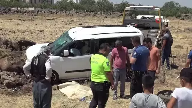 Hafif ticari araç şarampole devrildi: 8 yaralı
