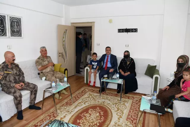 Hakkari Valisi Akbıyık, şehit ailelerinin bayramını kutladı Hakkari Valisi Akbıyık, şehit ailelerinin bayramını kutladı