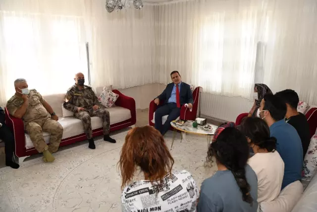 Hakkari Valisi Akbıyık, şehit ailelerinin bayramını kutladı