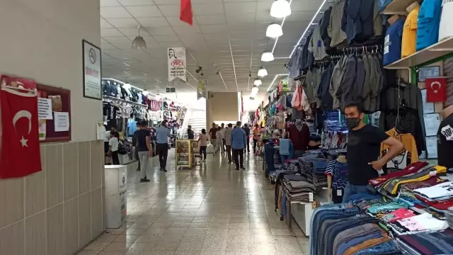 Halk çarşısında kalabalık çok, ancak satış yok