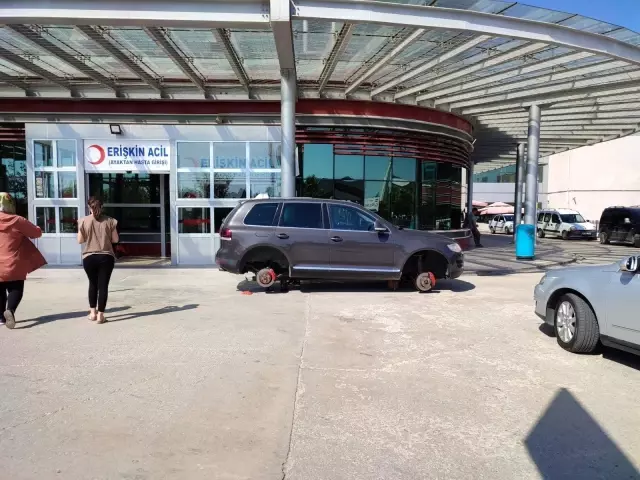 Hastane önünde ilginç görüntü! Otomobili ile ters kapandan geçen sürücü aracını takozların üzerinde bıraktı Hastane önünde ilginç görüntü! Otomobili ile ters kapandan geçen sürücü aracını takozların üzerinde bıraktı