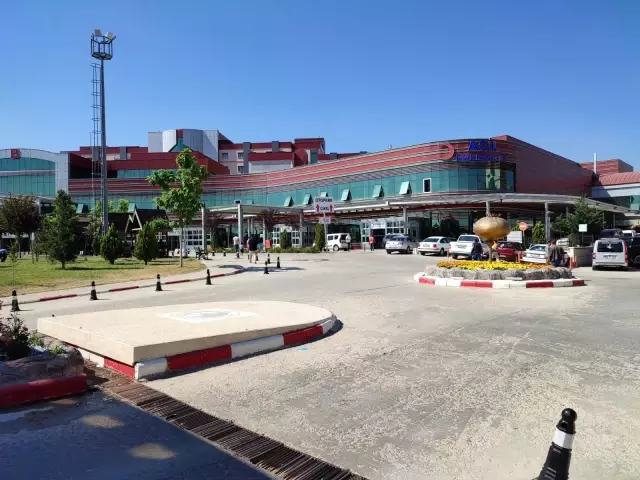 Hastane önünde ilginç görüntü! Otomobili ile ters kapandan geçen sürücü aracını takozların üzerinde bıraktı