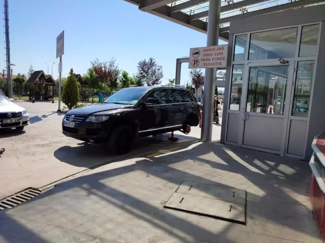 Hastane önünde ilginç görüntü! Otomobili ile ters kapandan geçen sürücü aracını takozların üzerinde bıraktı