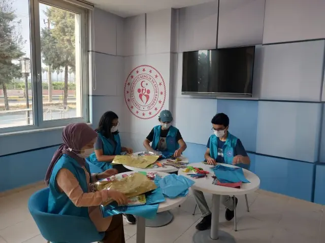Hatay'da çocuklara bayram hediyesi dağıtıldı Hatay'da çocuklara bayram hediyesi dağıtıldı