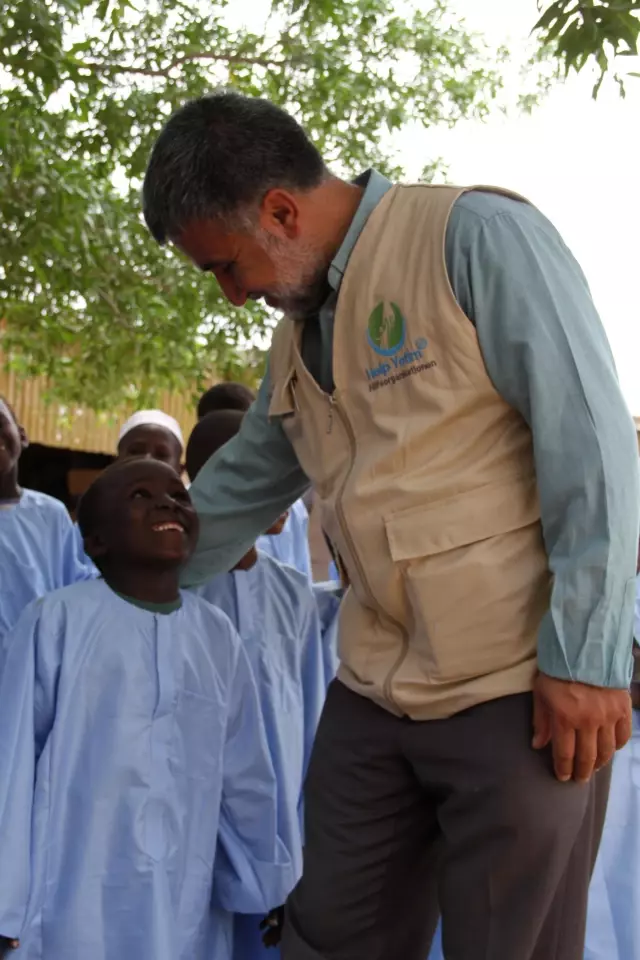 ENCEMİİNE - Help Yetim İnsani Yardım Organizasyonu Afrika'daki yetimlere bayramlık giysi hediye etti
