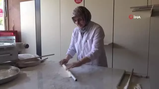 Hem bebek bakıp hem de coğrafi tescilli İncelek tatlısı yapıyorlar Hem bebek bakıp hem de coğrafi tescilli İncelek tatlısı yapıyorlar