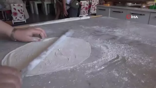 Hem bebek bakıp hem de coğrafi tescilli İncelek tatlısı yapıyorlar