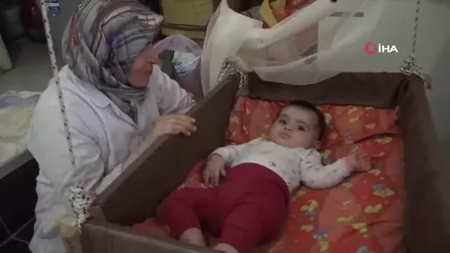Hem bebek bakıp hem de coğrafi tescilli İncelek tatlısı yapıyorlar