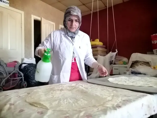 Hem bebek bakıp hem de coğrafi tescilli İncelek tatlısı yapıyorlar