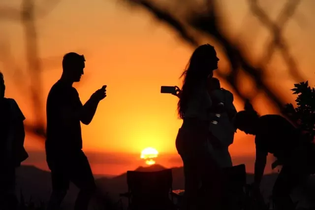 Her gün binlerce kişi günbatımını izlemek için Kapadokya'ya akın ediyor Her gün binlerce kişi günbatımını izlemek için Kapadokya'ya akın ediyor