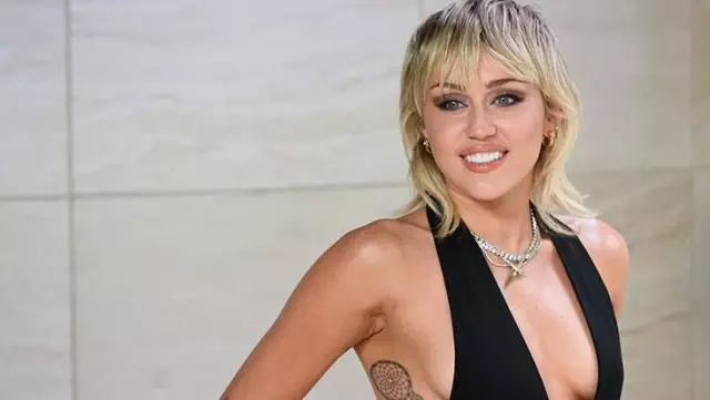 Miley Cyrus, ilk cinsel deneyimini hemcinsleriyle yaşadığını itiraf etti Miley Cyrus, ilk cinsel deneyimini hemcinsleriyle yaşadığını itiraf etti