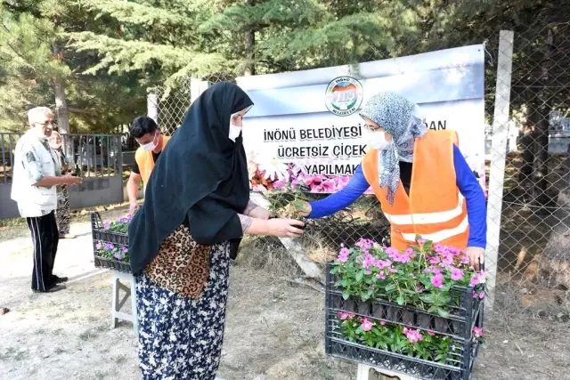 İnönü Belediyesi mezarlıklarda çiçek dağıttı