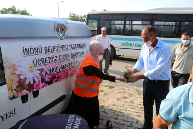 İnönü Belediyesi mezarlıklarda çiçek dağıttı
