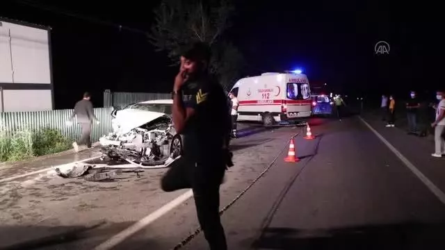 İş makinesine çarpan otomobildeki bir kişi öldü, bir kişi yaralandı İş makinesine çarpan otomobildeki bir kişi öldü, bir kişi yaralandı