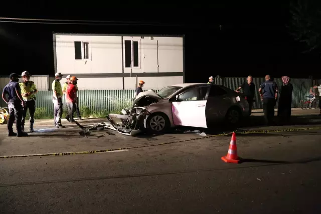 İş makinesine çarpan otomobildeki bir kişi öldü, bir kişi yaralandı