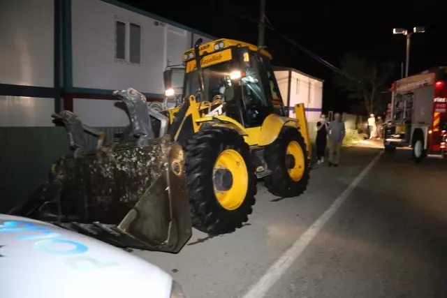 İş makinesine çarpan otomobildeki bir kişi öldü, bir kişi yaralandı