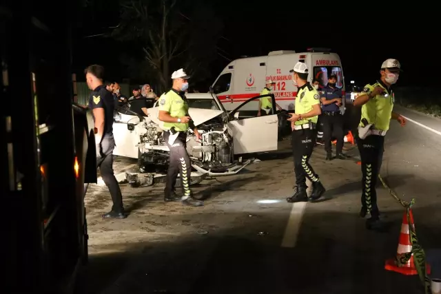 İş makinesine çarpan otomobildeki bir kişi öldü, bir kişi yaralandı
