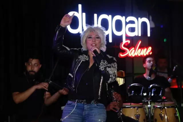 İşadamı Gökhan Reis'in açtığı restoranda İntizar sahne aldı