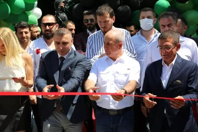 İşadamı Gökhan Reis'in açtığı restoranda İntizar sahne aldı