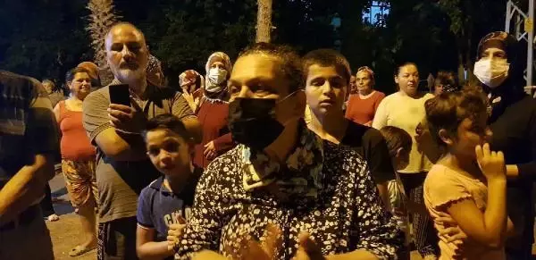 HATAY-İSKENDERUN'DA SULARI 5 GÜNDÜR KESİK OLAN MAHALLELİ SOKAĞA DÖKÜLDÜ