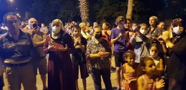 HATAY-İSKENDERUN'DA SULARI 5 GÜNDÜR KESİK OLAN MAHALLELİ SOKAĞA DÖKÜLDÜ