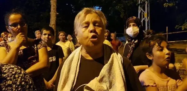 HATAY-İSKENDERUN'DA SULARI 5 GÜNDÜR KESİK OLAN MAHALLELİ SOKAĞA DÖKÜLDÜ