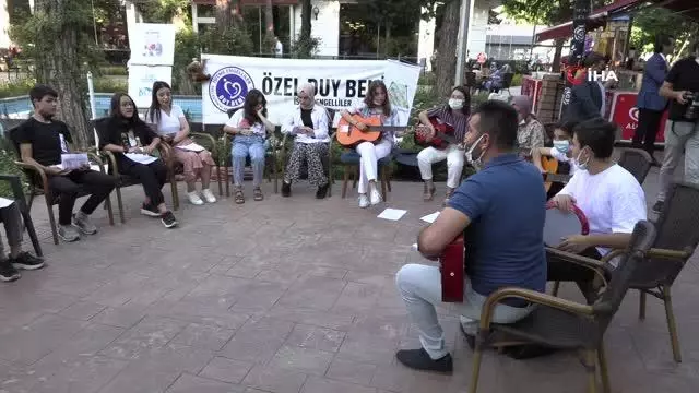 Isparta'da işitme engelli gençlerden konser Isparta'da işitme engelli gençlerden konser