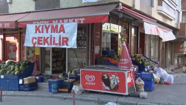 İSTANBUL'DA KASAP VE BAKKALLARIN 'ET ÇEKME' TARTIŞMASI İSTANBUL'DA KASAP VE BAKKALLARIN 'ET ÇEKME' TARTIŞMASI