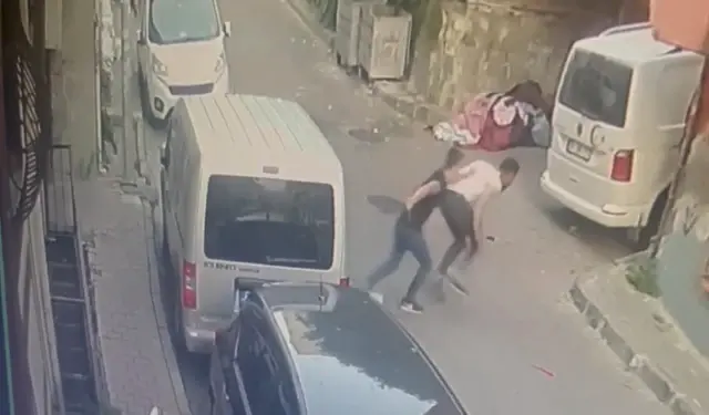 İstanbul'da korkunç cinayet kamerada: Yaralı halde motorla kaçtı, hastanede öldü İstanbul'da korkunç cinayet kamerada: Yaralı halde motorla kaçtı, hastanede öldü