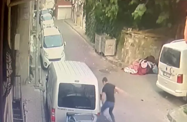 Son dakika haberleri | İstanbul'da korkunç cinayet kamerada: Yaralı halde motorla kaçtı, hastanede öldü