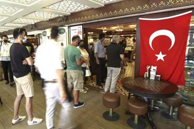 Vatandaşlar bayram öncesi tatlı alışverişi yaptı
