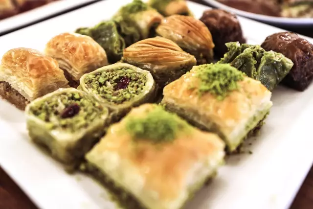 Vatandaşlar bayram öncesi tatlı alışverişi yaptı