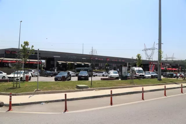 İstanbul-İzmir Otoyolu'ndaki dinlenme tesislerinde bayram tatili yoğunluğu yaşanıyor