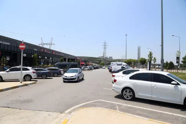 İstanbul-İzmir Otoyolu'ndaki dinlenme tesislerinde bayram tatili yoğunluğu yaşanıyor