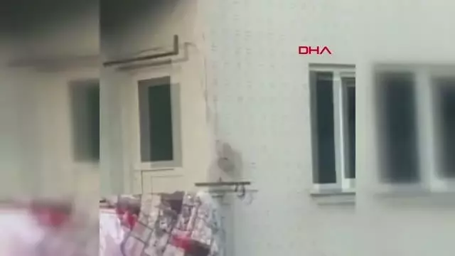 İSTANBUL-KÜÇÜKÇEKMECE'DE ÇOCUĞUNU TAVANA ASARAK DÖVDÜĞÜ İDDİA EDİLEN BABA GÖZALTINA ALINDI İSTANBUL-KÜÇÜKÇEKMECE'DE ÇOCUĞUNU TAVANA ASARAK DÖVDÜĞÜ İDDİA EDİLEN BABA GÖZALTINA ALINDI