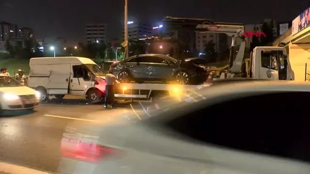 İSTANBUL-MALTEPE'DE 3 ARACIN KARIŞTIĞI TRAFİK KAZASINDA 2 KİŞİ YARALANDI