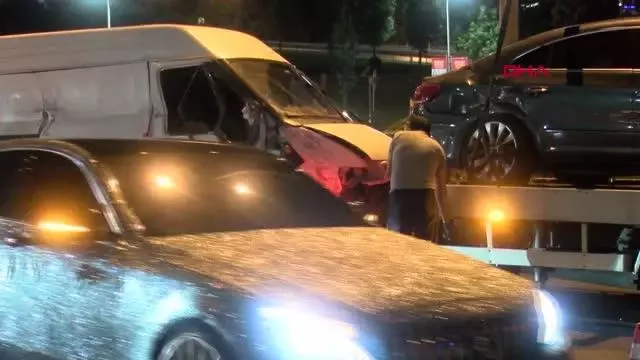 İSTANBUL-MALTEPE'DE 3 ARACIN KARIŞTIĞI TRAFİK KAZASINDA 2 KİŞİ YARALANDI