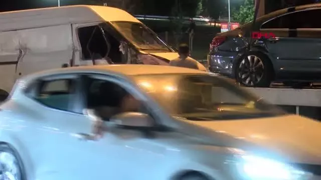 İSTANBUL-MALTEPE'DE 3 ARACIN KARIŞTIĞI TRAFİK KAZASINDA 2 KİŞİ YARALANDI