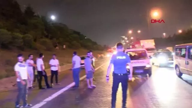 İSTANBUL-TEM OTOYOLU'NDA TAKLA ATIP HURDAYA DÖNEN OTOMOBİLDE BİR KİŞİ YARALANDI İSTANBUL-TEM OTOYOLU'NDA TAKLA ATIP HURDAYA DÖNEN OTOMOBİLDE BİR KİŞİ YARALANDI