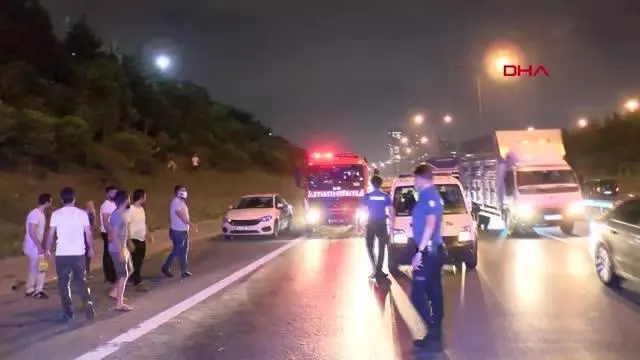İSTANBUL-TEM OTOYOLU'NDA TAKLA ATIP HURDAYA DÖNEN OTOMOBİLDE BİR KİŞİ YARALANDI