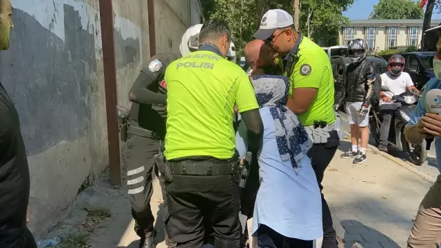 Son dakika... İstanbul'un ortasında polisin silahını almaya çalışan şahıs etkisiz hale getirildi