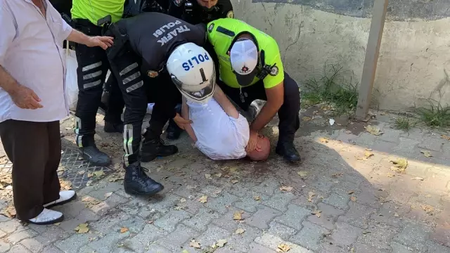 Son dakika... İstanbul'un ortasında polisin silahını almaya çalışan şahıs etkisiz hale getirildi