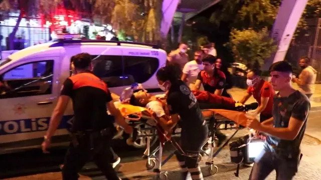İzmir'de bıçaklı, kaldırım taşlı 'omuz atma' kavgası kamerada: 1 ölü, 3 yaralı