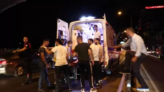 İzmir'de bıçaklı, kaldırım taşlı 'omuz atma' kavgası kamerada: 1 ölü, 3 yaralı