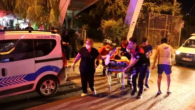 İzmir'de bıçaklı, kaldırım taşlı 'omuz atma' kavgası kamerada: 1 ölü, 3 yaralı