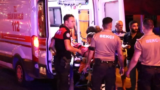 İzmir'de bıçaklı, kaldırım taşlı 'omuz atma' kavgası kamerada: 1 ölü, 3 yaralı