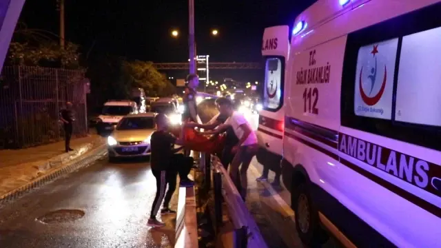 İzmir'de bıçaklı, kaldırım taşlı 'omuz atma' kavgası kamerada: 1 ölü, 3 yaralı