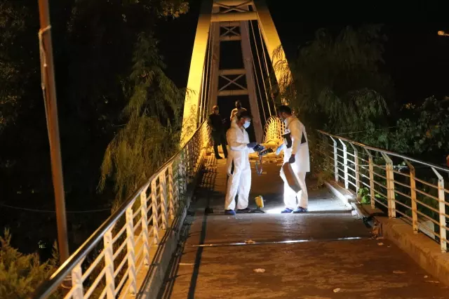 İzmir'de bıçaklı, kaldırım taşlı 'omuz atma' kavgası kamerada: 1 ölü, 3 yaralı İzmir'de bıçaklı, kaldırım taşlı 'omuz atma' kavgası kamerada: 1 ölü, 3 yaralı