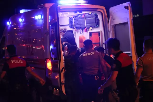 İzmir'de bıçaklı, kaldırım taşlı 'omuz atma' kavgası kamerada: 1 ölü, 3 yaralı