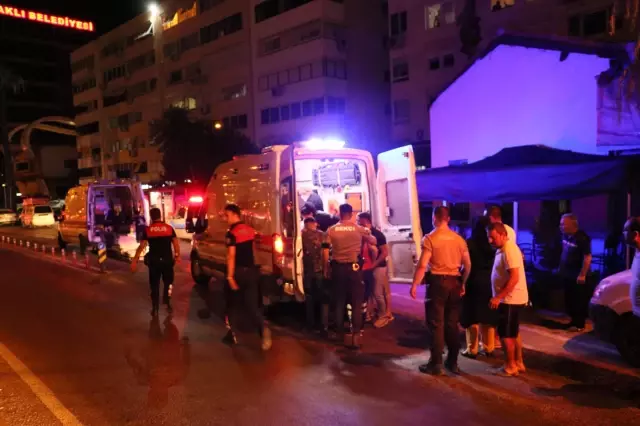 İzmir'de bıçaklı, kaldırım taşlı 'omuz atma' kavgası kamerada: 1 ölü, 3 yaralı